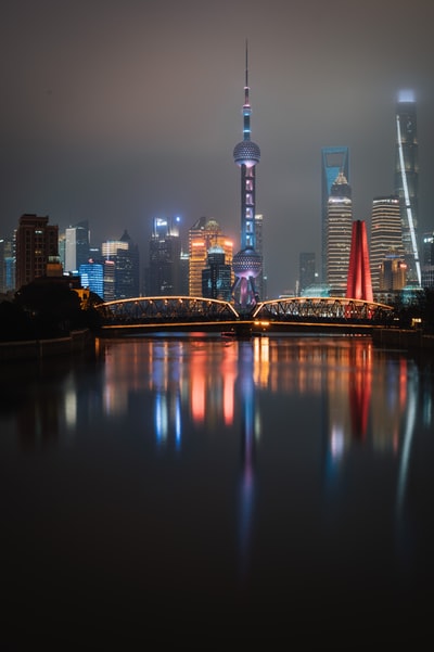 夜间城市天际线